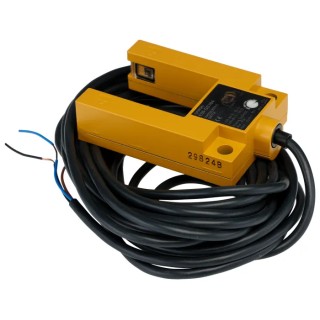 Omron Diffuse Photoelectric Fork Sensor, 30 mm Detection Range, PNP, IP65/IP67, E3S-GS3B4 5M