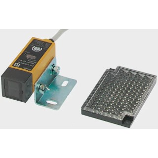 Omron Retroreflective Photoelectric Sensor, Block Style, Infrared Light Source, 24V DC, 80mA, IP67 E3S-RS30E4-30