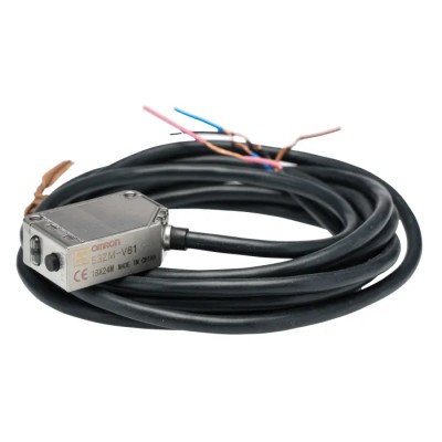 Omron Diffuse Photoelectric Sensor Block Sensor 12 mm Detection Range NPN Output Stainless Steel Housing IP69K E3ZM-V61 2M