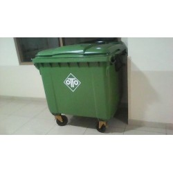 four-wheeled-waste-collector-29614-1