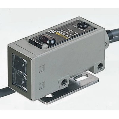 Omron Diffuse Photoelectric Sensor, Block Style, 2 m Detection Range, PNP Output, IP67, Die Cast Zinc Housing E3S-CD12 2M
