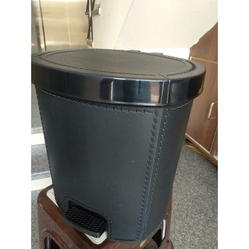 magic-black-color-into-waste-bin-1