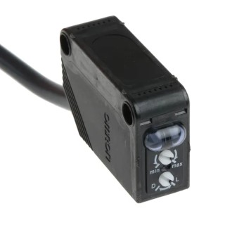 Omron Diffuse Photoelectric Sensor Block Sensor 1 m Detection Range PNP Output IP69K E3Z-D82 2M