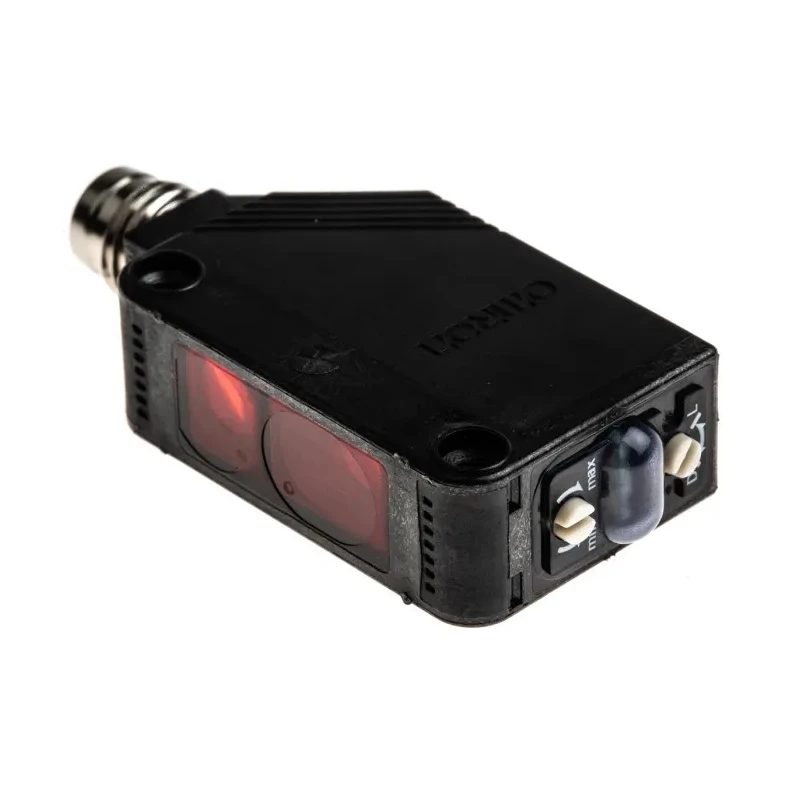 Omron Background Suppression Distance Sensor, Block Sensor, 20 mm to 200 mm Detection Range, PNP Output, IP67, E3Z-LS86