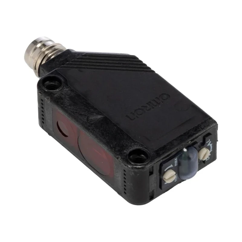 Omron Background Suppression Distance Sensor, Block Sensor, 25 mm to 300 mm Detection Range, PNP Output, IP67, E3Z-LL88
