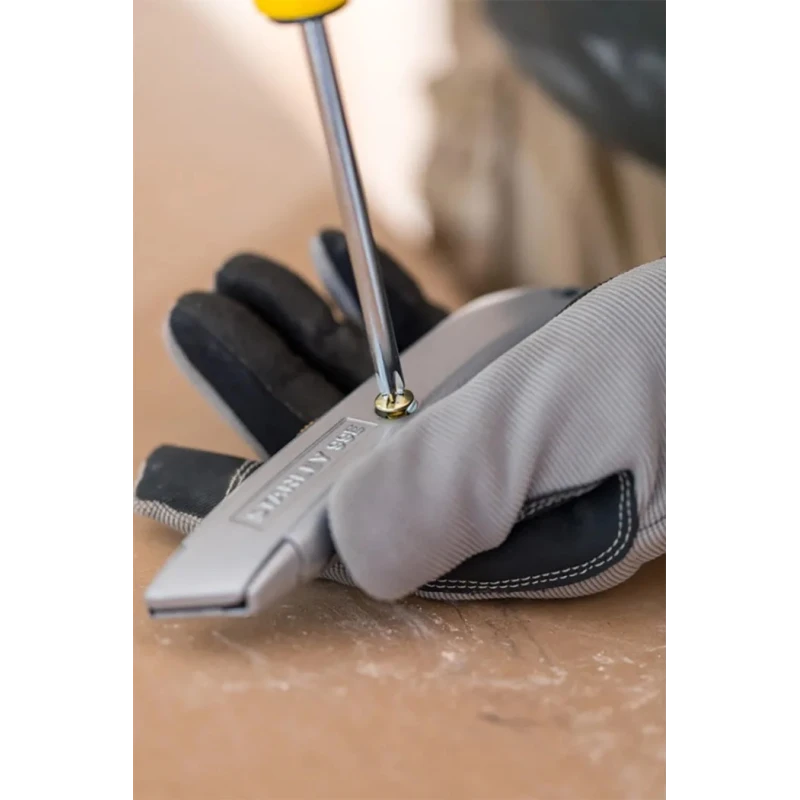 Stanley Safety Knife with Straight Retractable Blade 60 mm Zinc Handle 3 Blades 2-10-099