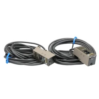 Omron Through Beam Photoelectric Sensor, Square Sensor, 30 m Detection Range, NPN/PNP Output, IP67 Protection 