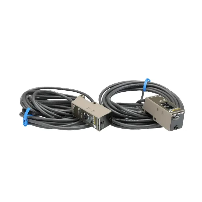 Omron Through Beam Photoelectric Sensor, Square Sensor, 30 m Detection Range, NPN/PNP Output, IP67 Protection 