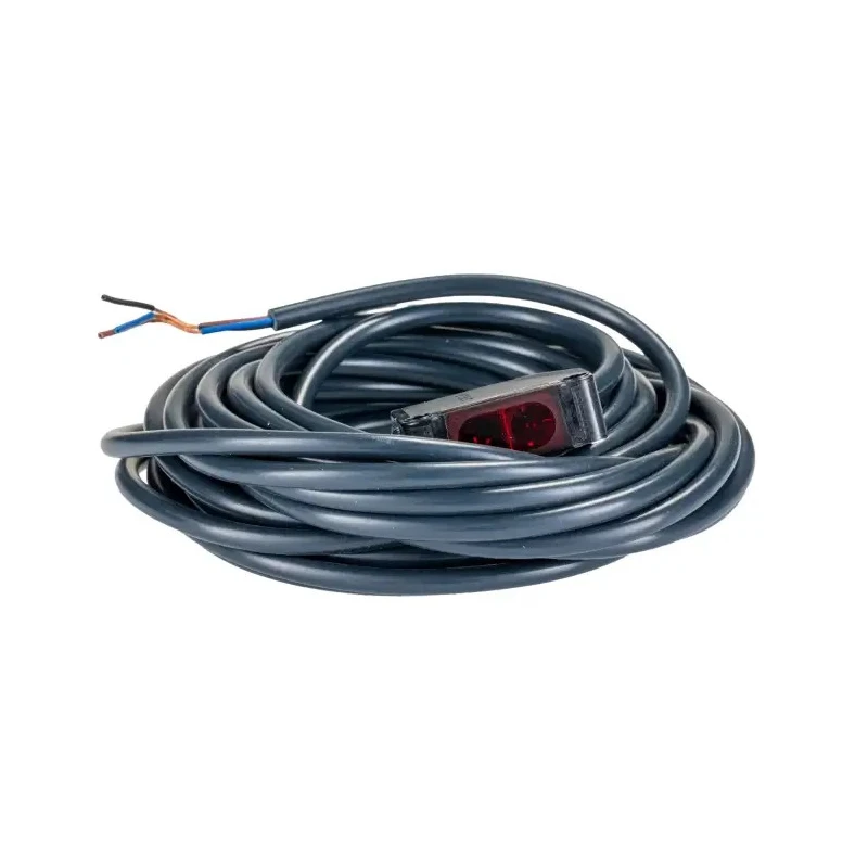 Omron Retroreflective Photoelectric Sensor, Rectangular, 4 m Detection Range, PNP Output, IP67 E3Z-R81 5M