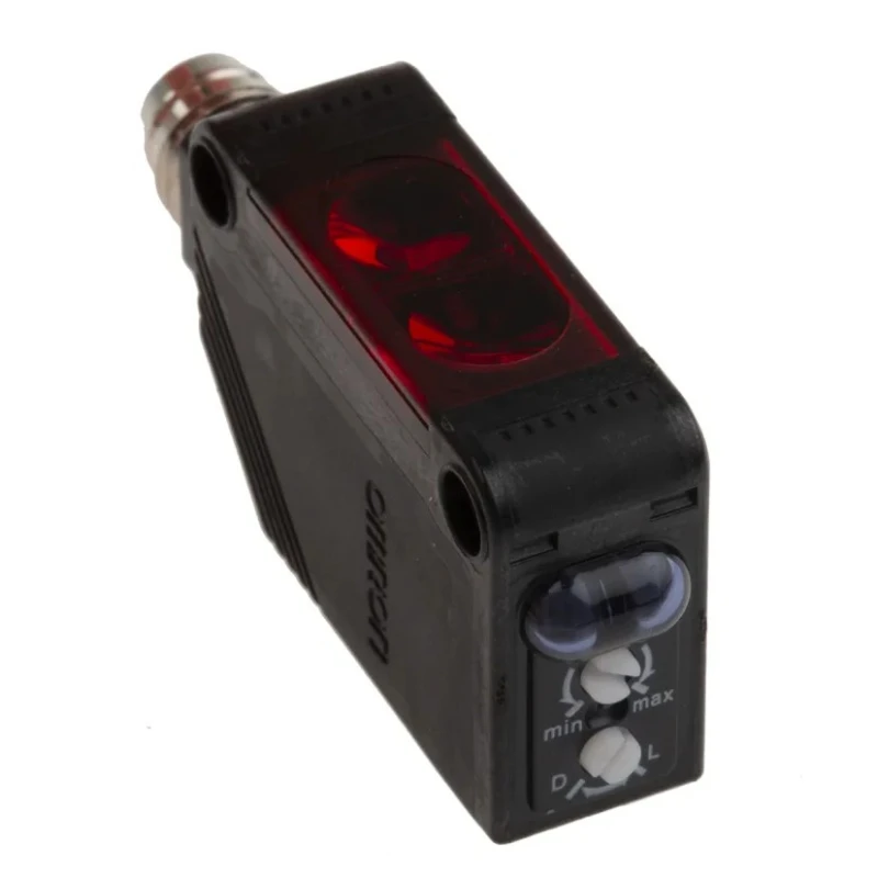 Omron Retroreflective Photoelectric Sensor Block Sensor 100 mm to 4 m Detection Range PNP Output IP67 Rated E3Z-R86