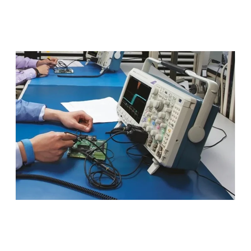 Tektronix 350 MHz Bench Mixed Domain Oscilloscope 4 Channels 9 Inch Display MDO3000