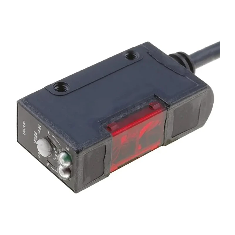 Omron Diffuse Photoelectric Sensor, Block Style, 700 mm Detection Range, PNP Output, IP67 E3S-AD82