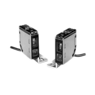 Omron Diffuse Photoelectric Sensor Barrel Style 50 mm to 250 mm Detection Range PNP Output IP67 Rating E3S-LS20XB4