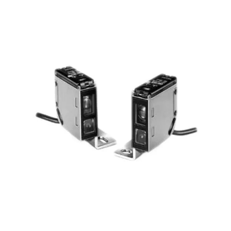 Omron Diffuse Photoelectric Sensor Barrel Style 50 mm to 250 mm Detection Range PNP Output IP67 Rating E3S-LS20XB4