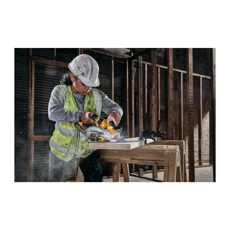 DeWALT 18V XR Brushless 190 mm Circular Saw, 5500 RPM, 67mm Cutting Depth DCS573NT-XJ