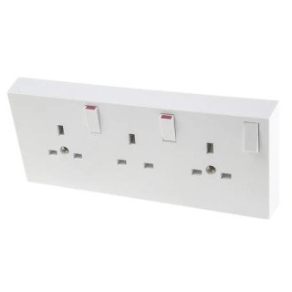RS PRO 13A White 3 Gang Plug Socket Indoor Type G Surface Mount Rocker Switch 230V 776-8435