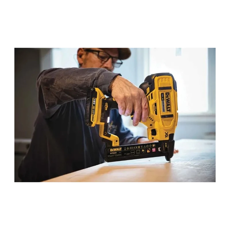 DeWALT 38 mm Cordless Staple Gun, Type G British 3-Pin, 18V Brushless Motor DCN681D2-GB